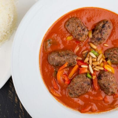 Savor this hearty meal of traditional meatballs in rich tomato sauce paired with fluffy rice.